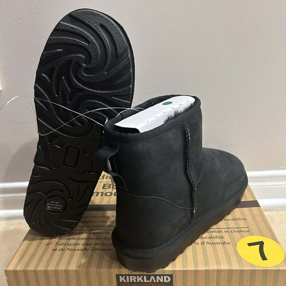 Kirkland Signature Women's Shearling Boot size 7～black - Picture 3 of 4